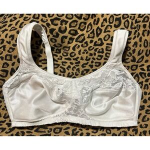 Comfort Choice Full Figure‎ White Lace Wireless Unpadded Minimizer Bra, 38D